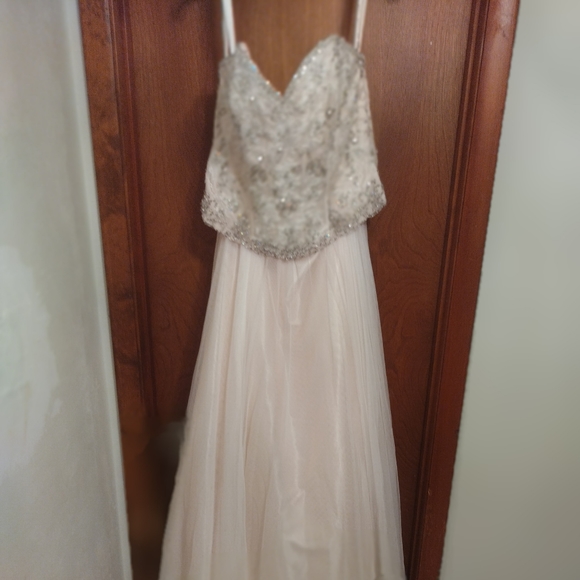 Wedding dress - Picture 3 of 7